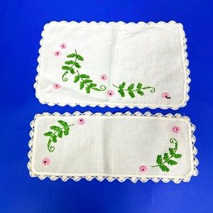 Vintage Set of Matching Doilies